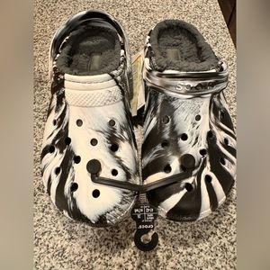 Comfy crocs. NWT New never worn. Size mens 7 women’s 8